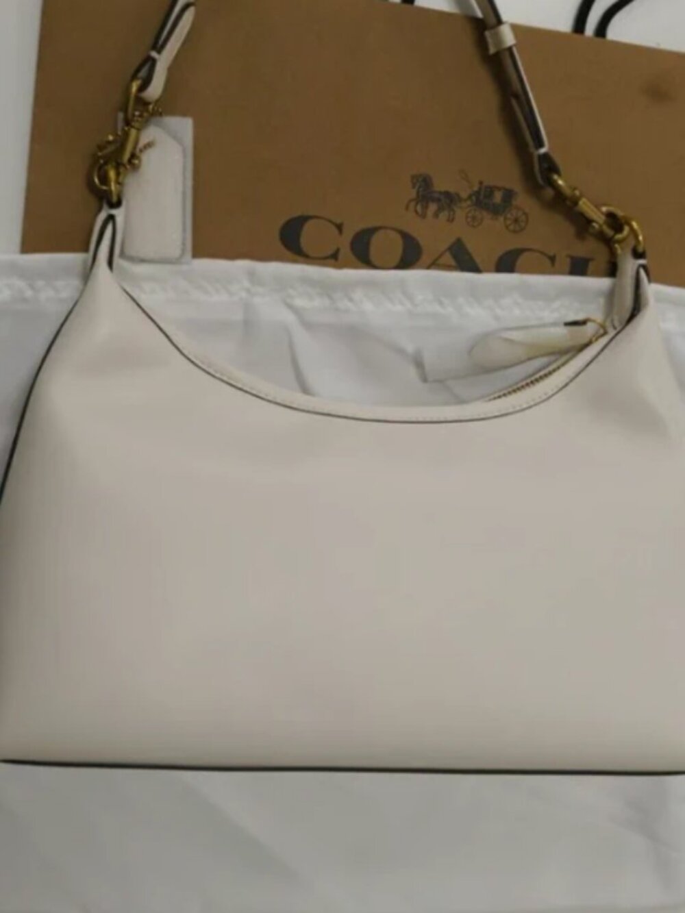 Like New Coach White Leather Shoulder Bag Gold Logo Purse Excellent Condition - Picture 4 of 6